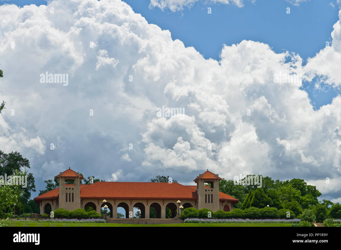 Ein Sommertag feuchte Luft produziert eindrucksvolle, wogenden Cumulus-Wolken über den Pavillon Weltausstellung in St. Louis Forest Park. Stockfoto