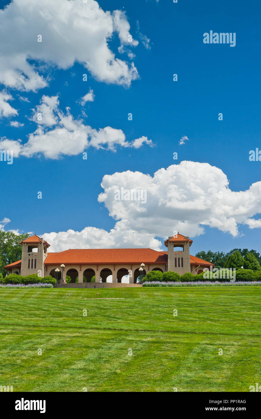 Ein Sommertag feuchte Luft produziert eindrucksvolle, wogenden Cumulus-Wolken über den Pavillon Weltausstellung in St. Louis Forest Park. Stockfoto