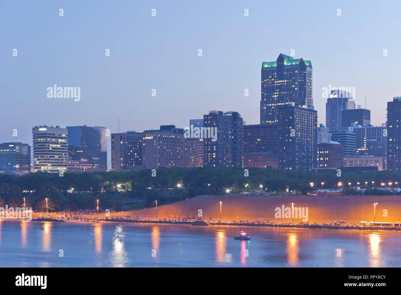 Die Skyline von Downtown St. Louis von der Eads Brücke in East St. Louis am Abend des Jahres 2013 Juli 4 vorherige zeigen das Feuerwerk. Stockfoto