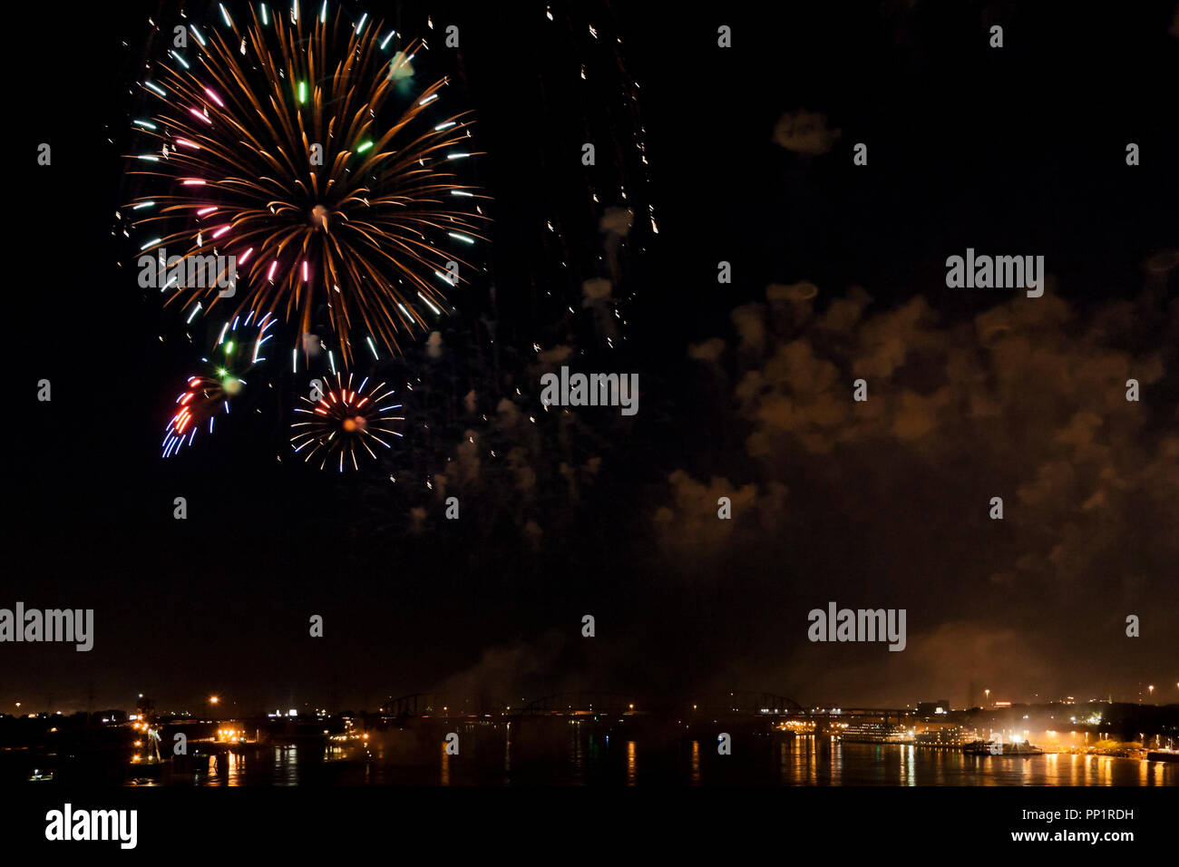 Feuerwerk über dem Mississippi River in der Feier der Amerikanischen Unabhängigkeit, 2013 Juli 4. Stockfoto