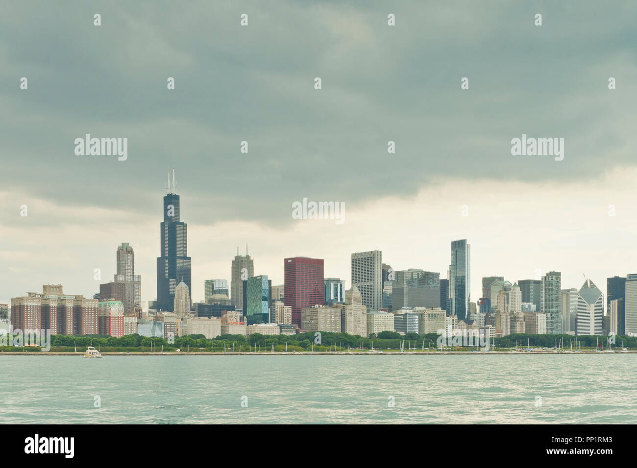 Blick auf die Skyline von Chicago Weltklasse aus dem nördlichen Ende der nördlichsten Insel an einem bewölkten Tag. Stockfoto