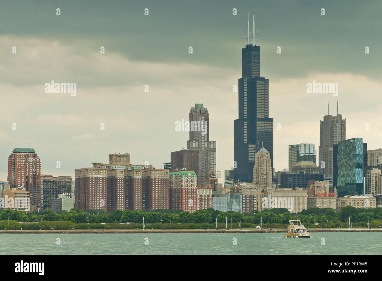 Blick auf die Skyline von Chicago Weltklasse aus dem nördlichen Ende der nördlichsten Insel an einem bewölkten Tag. Stockfoto