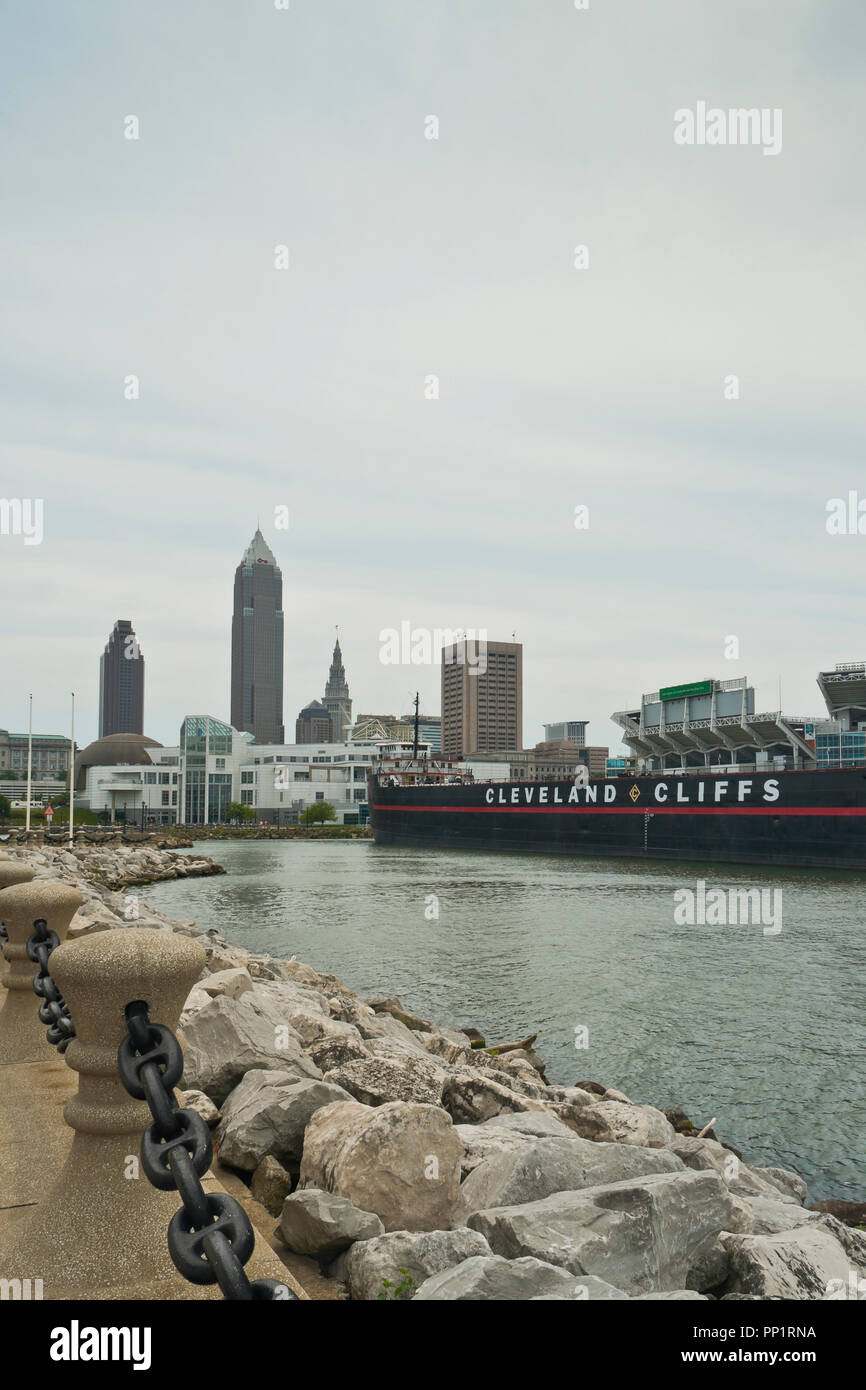 CLEVELAND - 26. August: Blick auf die Skyline von Cleveland Voinovich Park mit William G. Cleveland Cliffs' Mather Frachter auf einer überwiegend bewölkt s Stockfoto