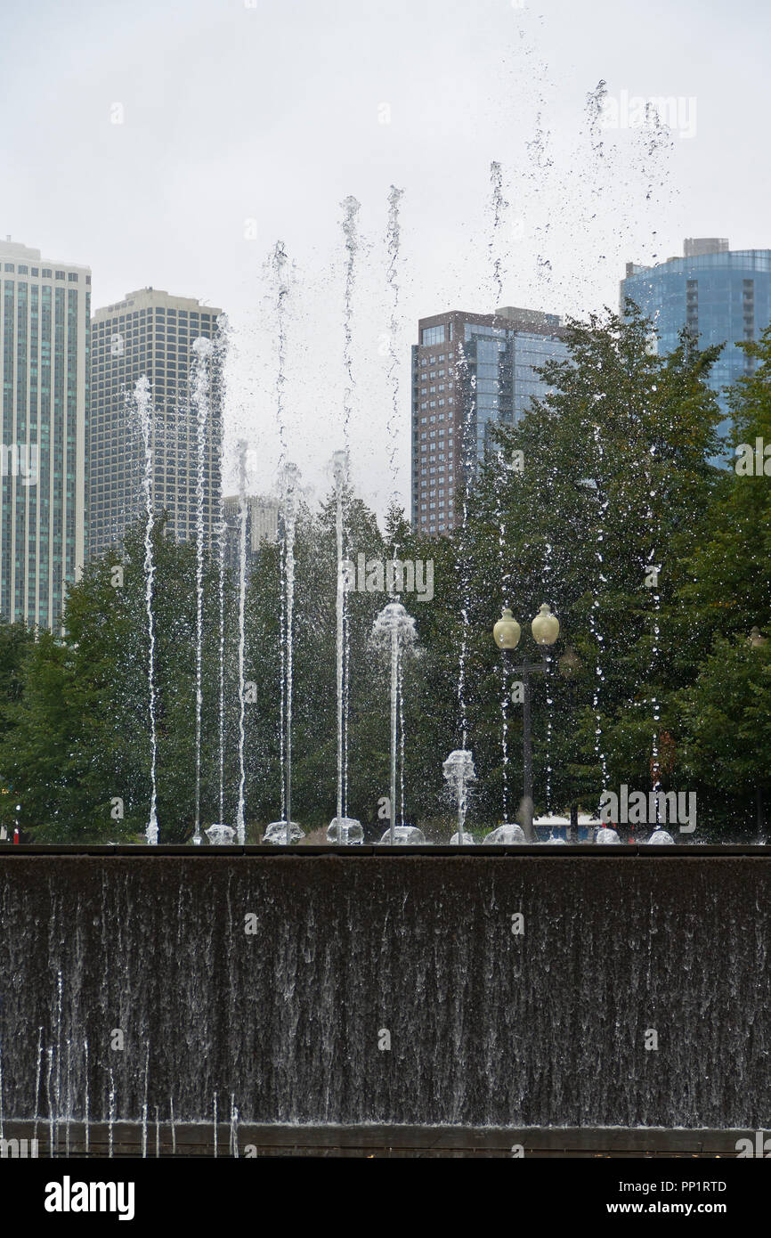 CHICAGO - 28. August: Wassertropfen Tanz als Gateway Park Fountain spielt vor Nebel - umgeben von wolkenkratzern an einem Sommernachmittag, 2013 Aug 2 Stockfoto