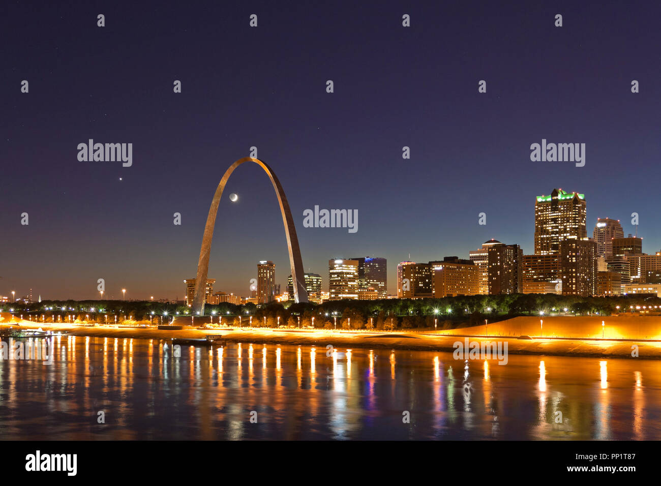 EAST ST. LOUIS, IL - 7 Oktober: Venus und zwei Tage alte Mondsichel in Verbindung über Downtown St. Louis am 7 Oktober 2013. Stockfoto
