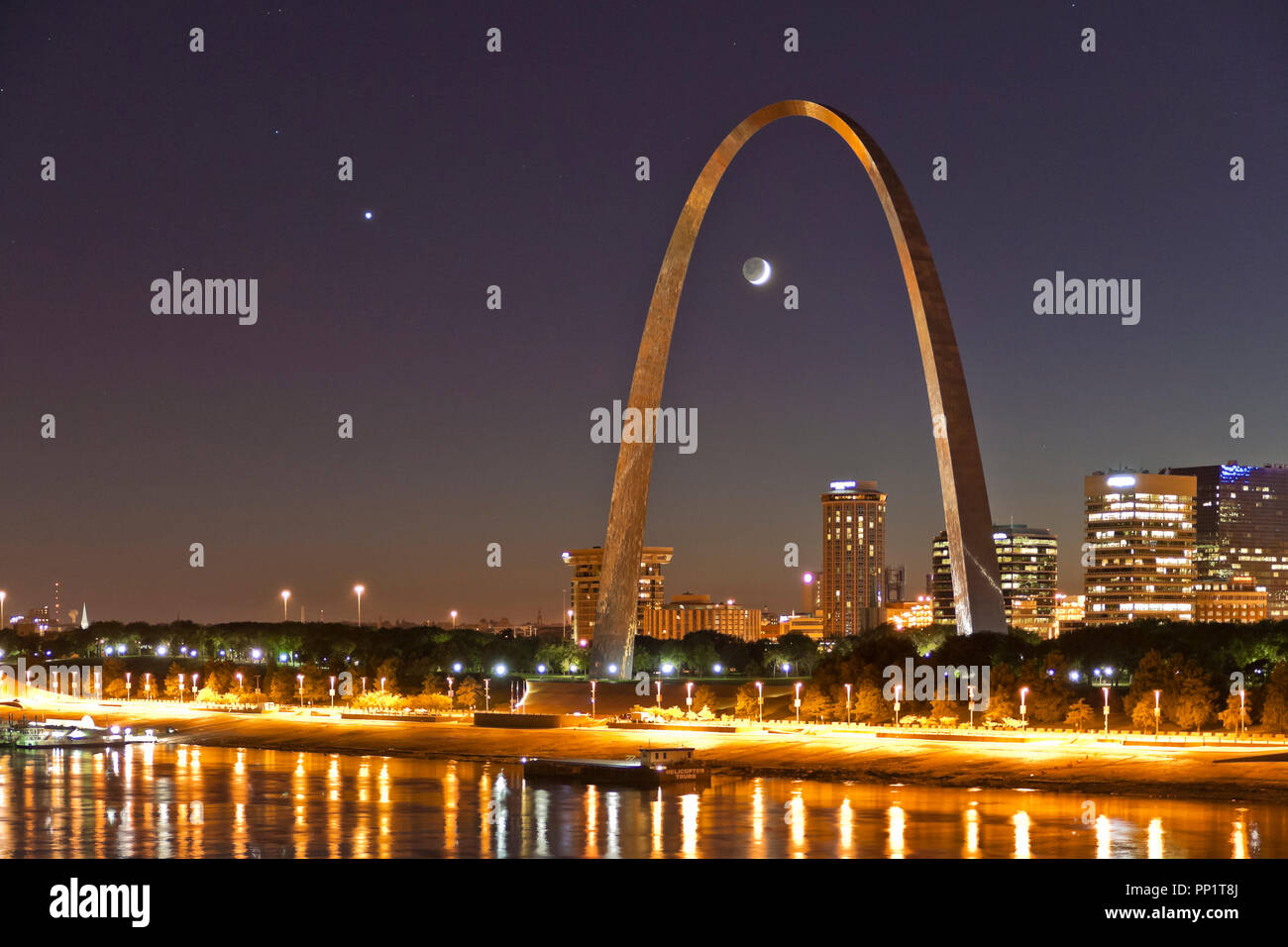 EAST ST. LOUIS, IL - 7 Oktober: Venus und zwei Tage alte Mondsichel in Verbindung über Downtown St. Louis am 7 Oktober 2013. Stockfoto