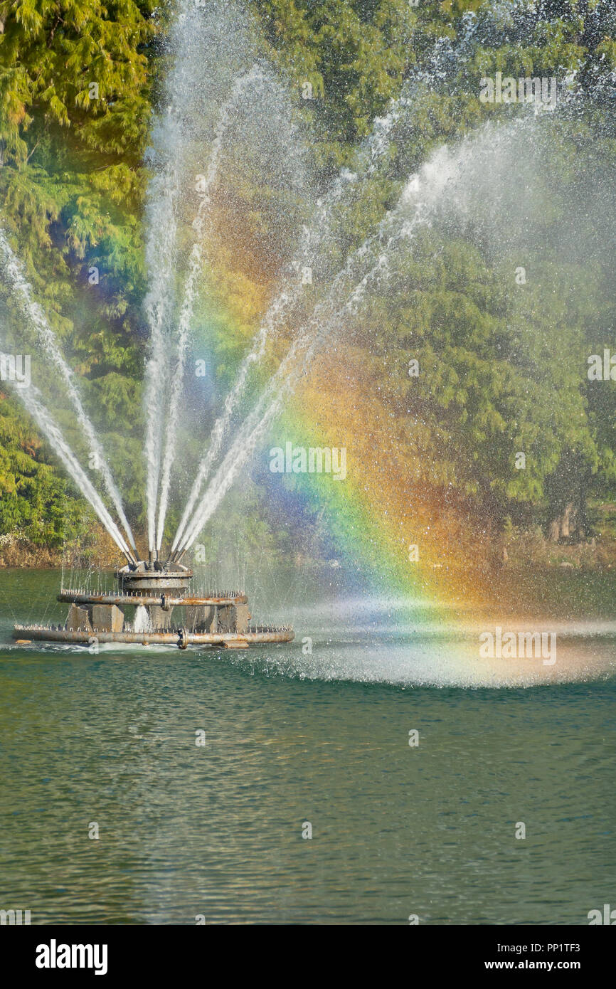 Der Brunnen in der Forest Park Round Lake schafft einen Regenbogen. Stockfoto