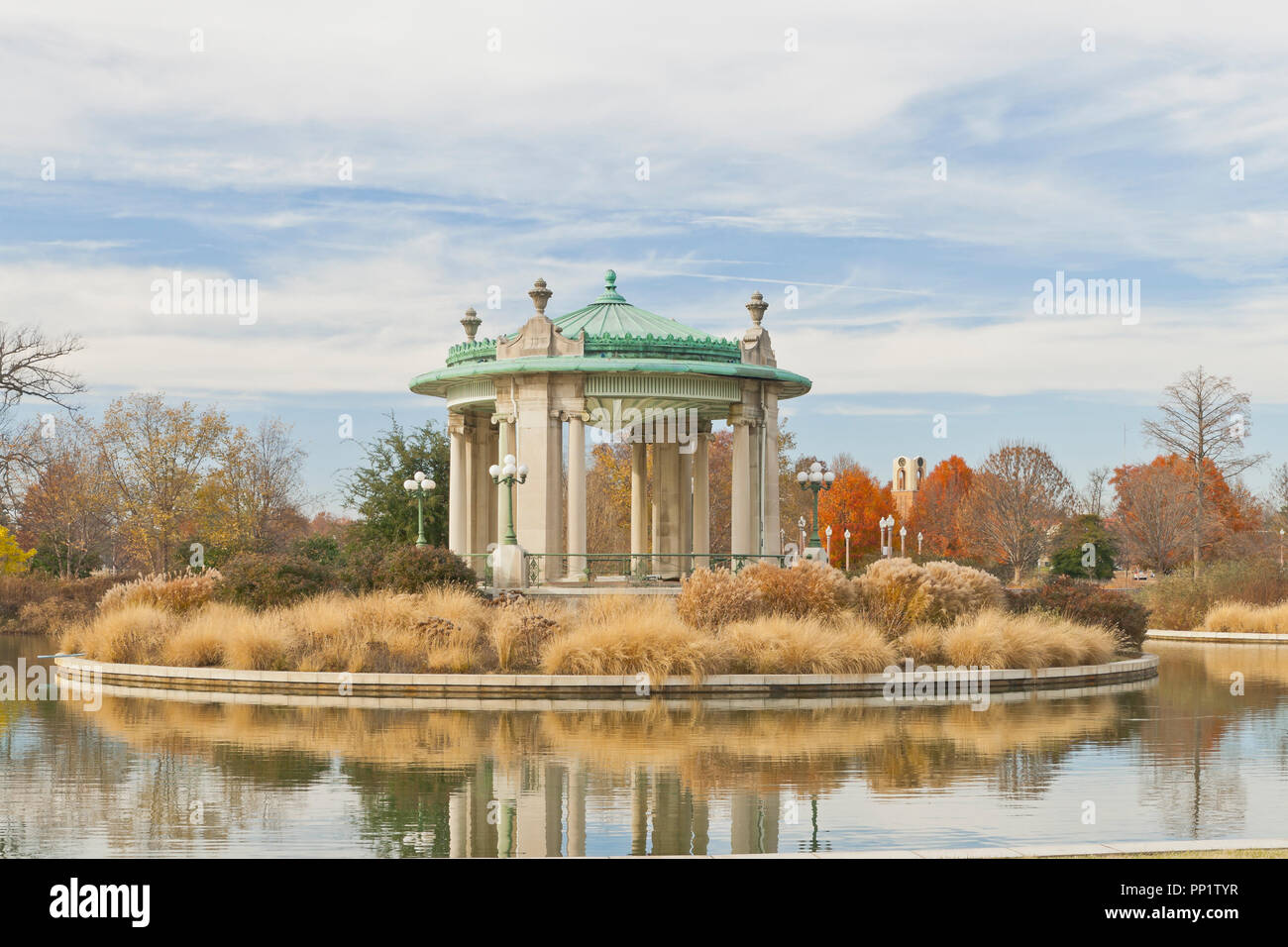 St. Louis's Forest Park Nathan Frank Musikpavillon im Herbst. Stockfoto