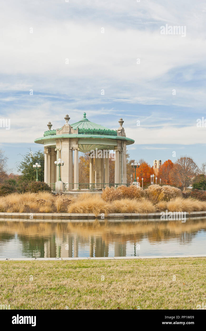 St. Louis's Forest Park Nathan Frank Musikpavillon im Herbst. Stockfoto