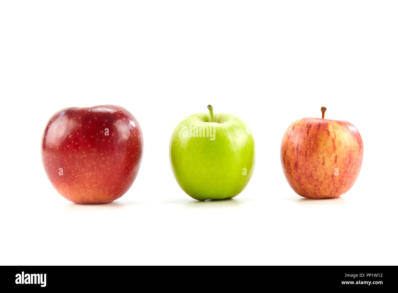 Drei verschiedene Äpfel auf weißem Hintergrund. Stockfoto