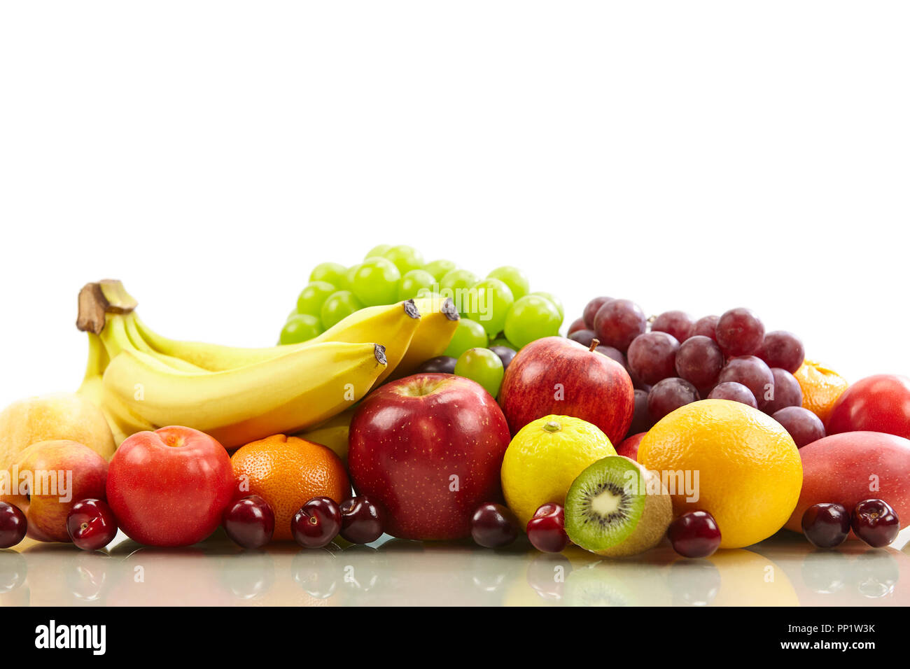 Verschiedene frische Früchte auf weißem Hintergrund, mit kopieren. Stockfoto