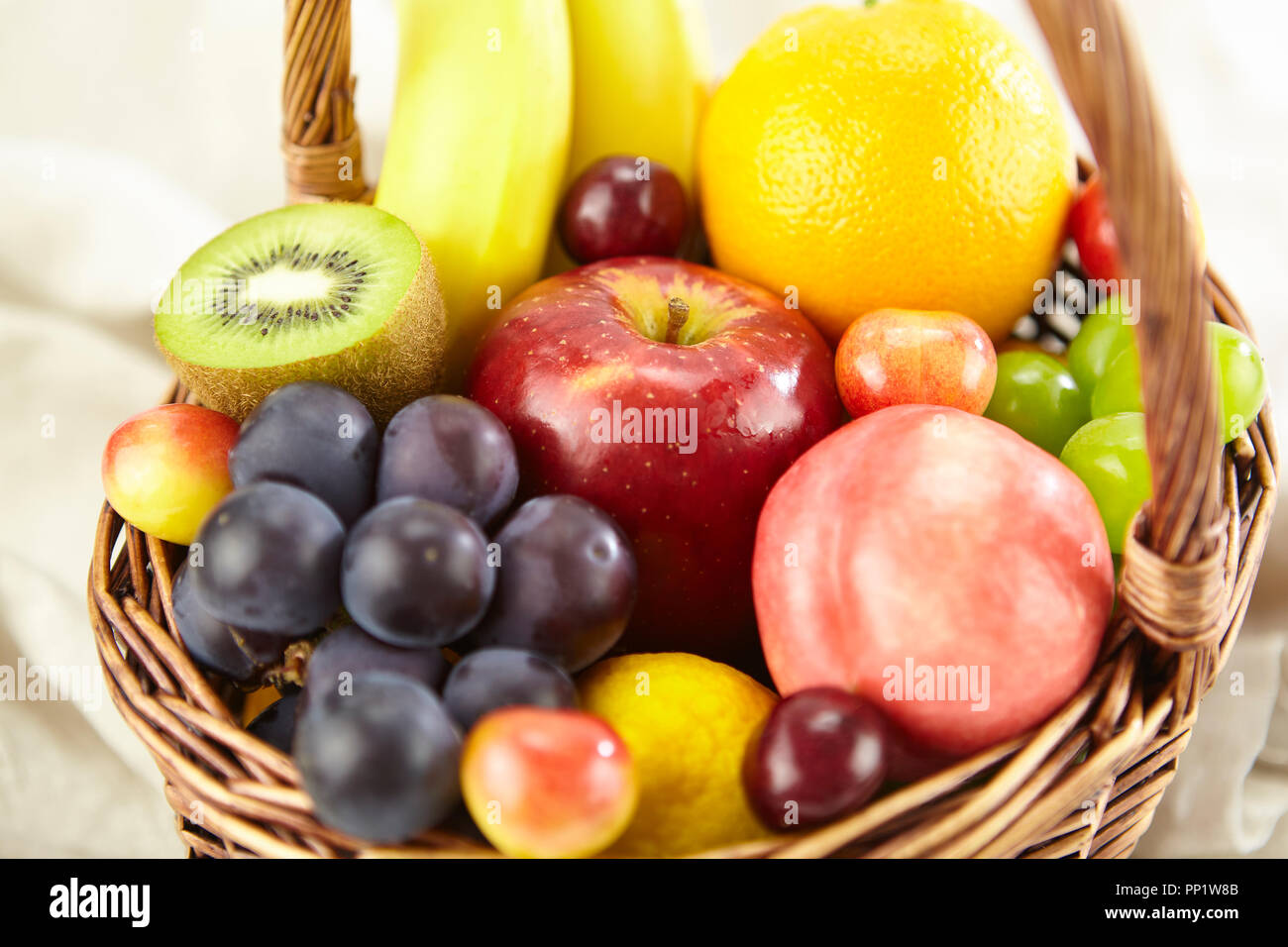 Nahaufnahme der sortierten frische Früchte in einem Korb. Stockfoto