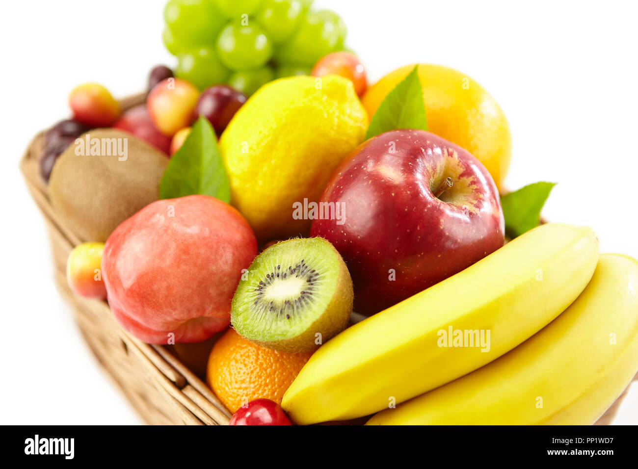 Nahaufnahme der sortierten frische Früchte in ein Quadrat Warenkorb auf weißem Hintergrund. Stockfoto