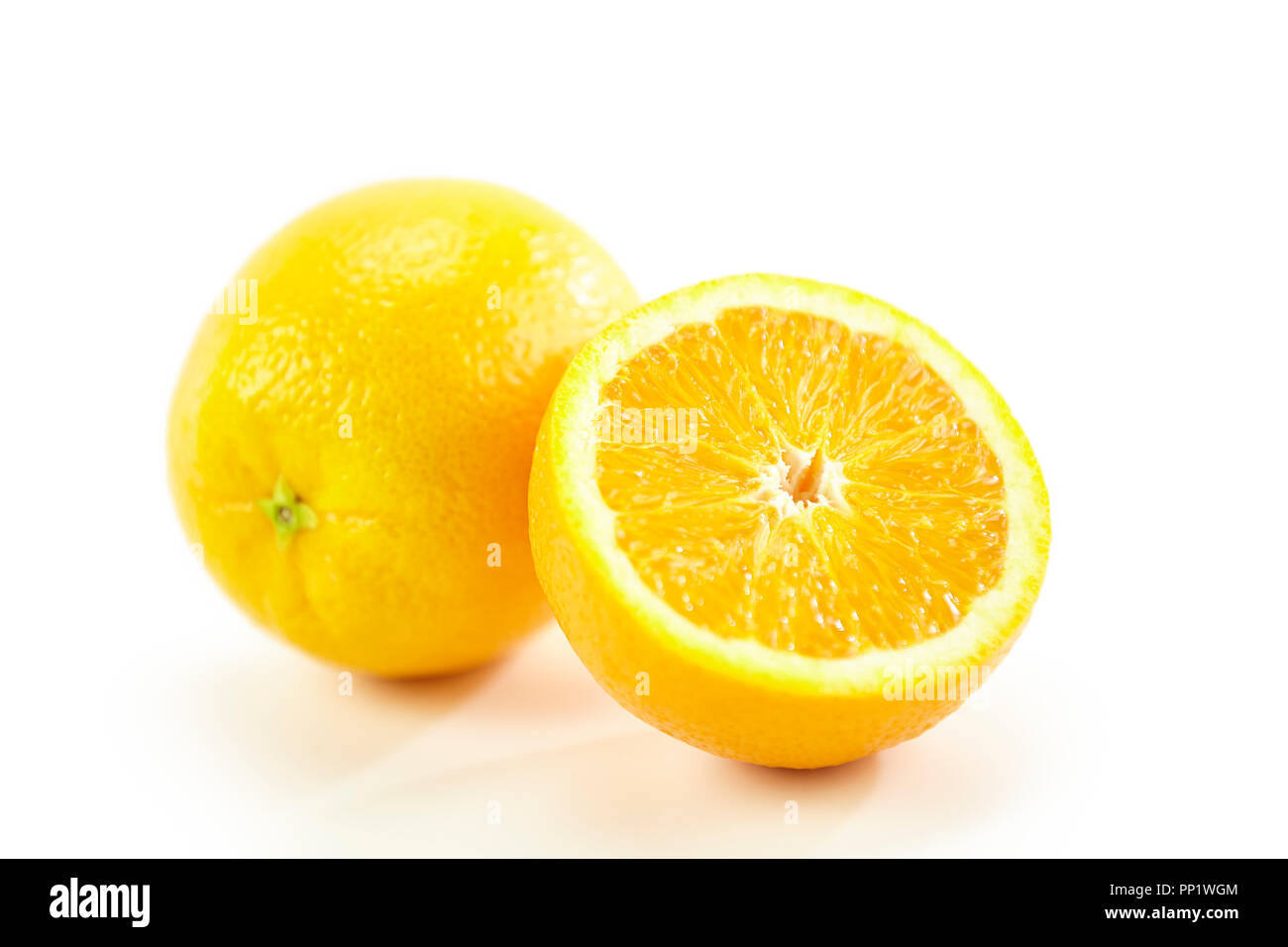 Nahaufnahme von Orange ganze und halbe isoliert auf weißem Hintergrund. Stockfoto