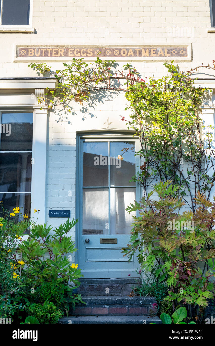 Markt Haus mit alten Fliesen- essen Schild über der Tür. Pembridge. Herefordshire. England Stockfoto