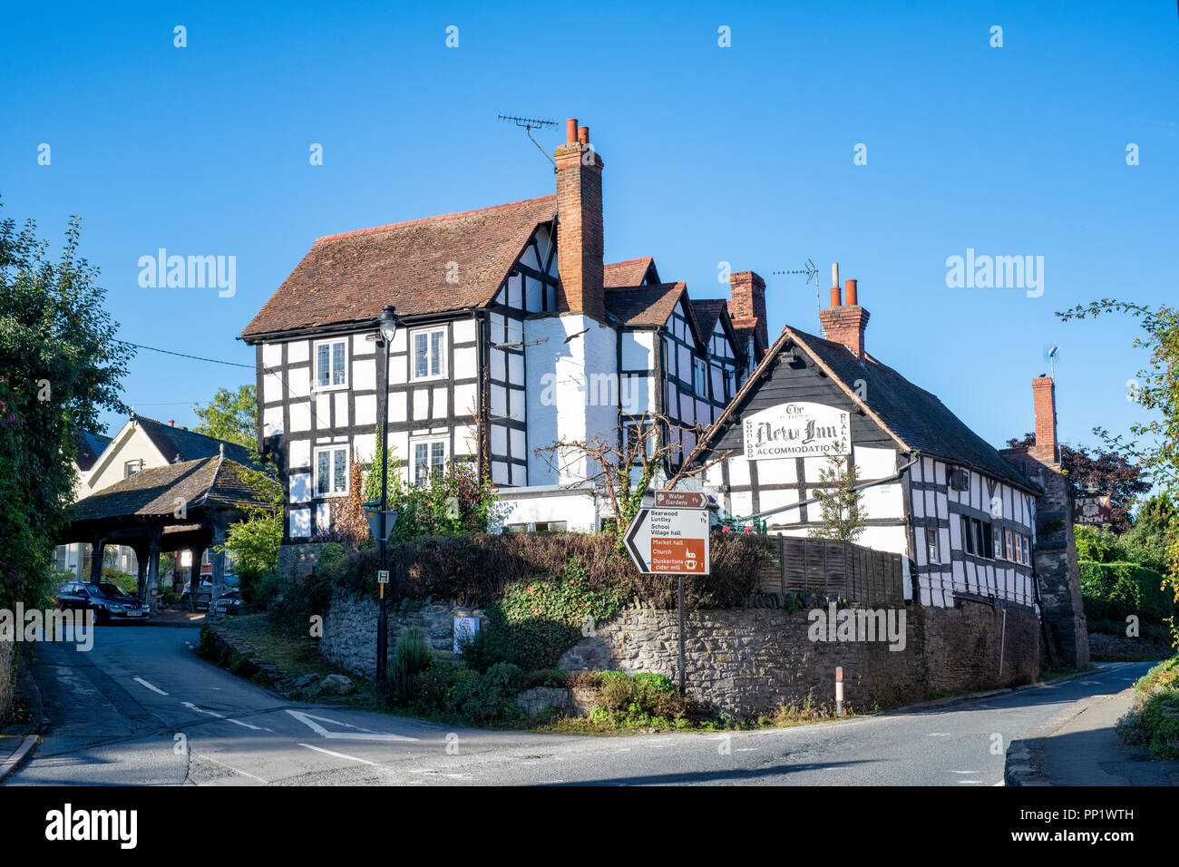 Die neue Inn. Schwarze und Weiße Englisch Holz gerahmte Gebäude. Pembridge. Herefordshire. England Stockfoto