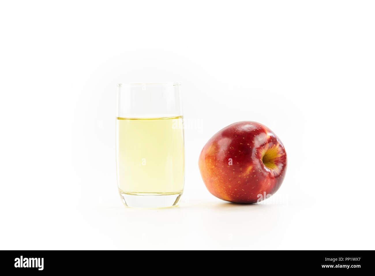 Apple und ein Glas Apfelsaft auf weißem Hintergrund. Stockfoto