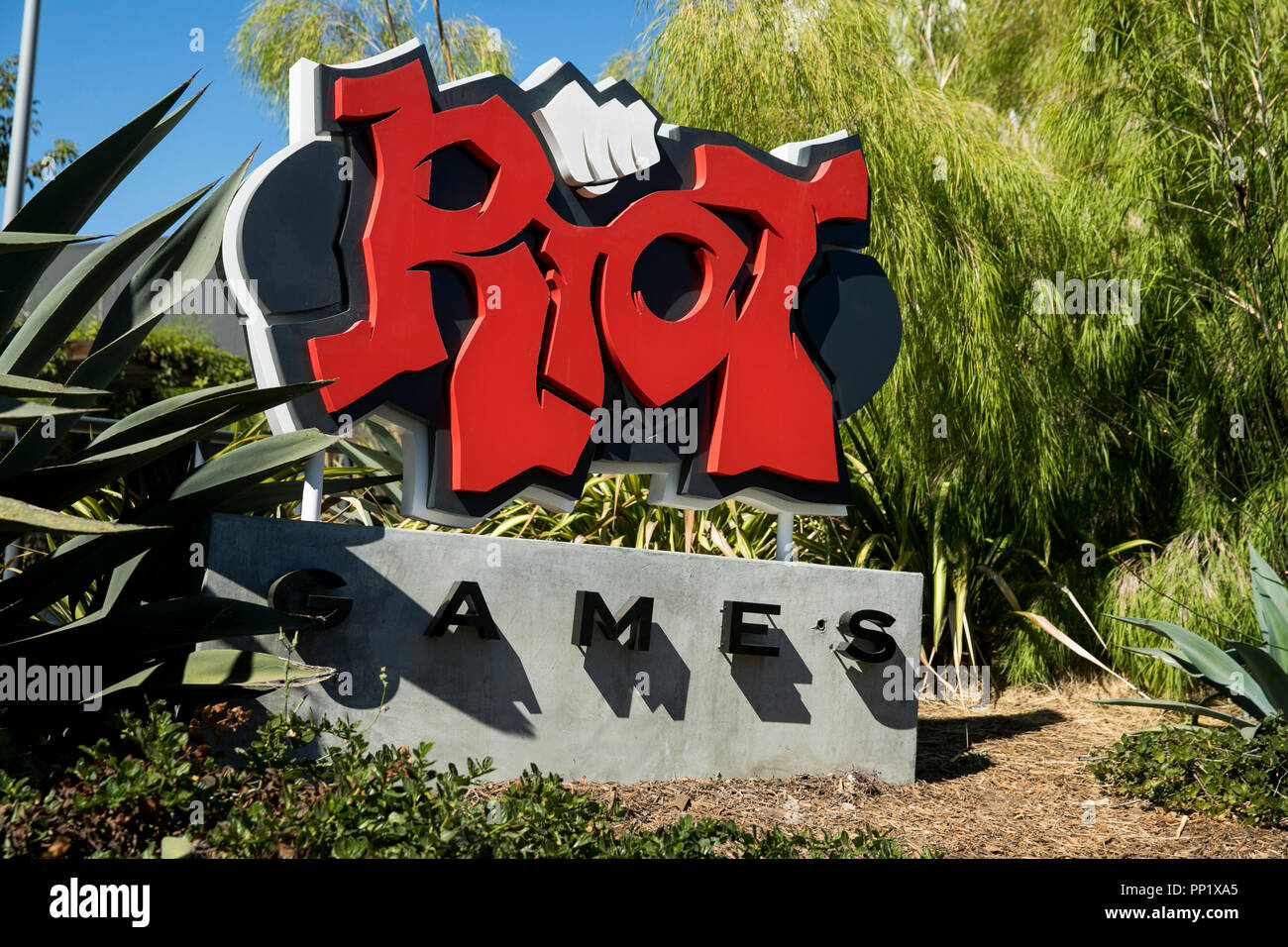 Ein logo Zeichen außerhalb des Hauptsitzes der Riot Games, Inc., Los Angeles, Kalifornien am 15. September 2018. Stockfoto