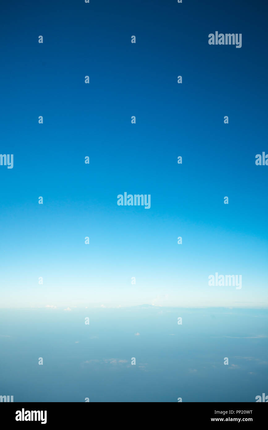 Cloud Scatter auf blauen Himmel Hintergrund Stockfoto