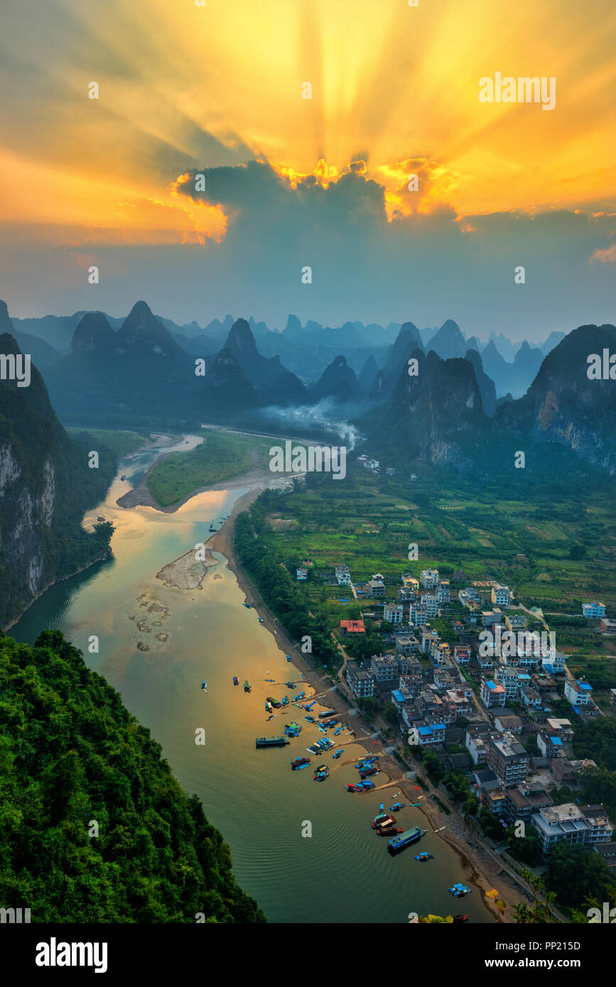 Landschaft von Guilin, Li Fluss und Karstgebirge namens Laozhai mount, Guangxi Provinz, China Stockfoto