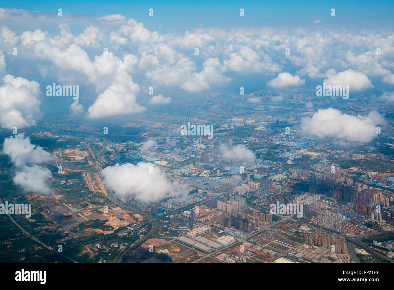 Luftaufnahme, fliegen über dem geschwollene weiße Wolken und Landschaft in China, Asien. Stockfoto