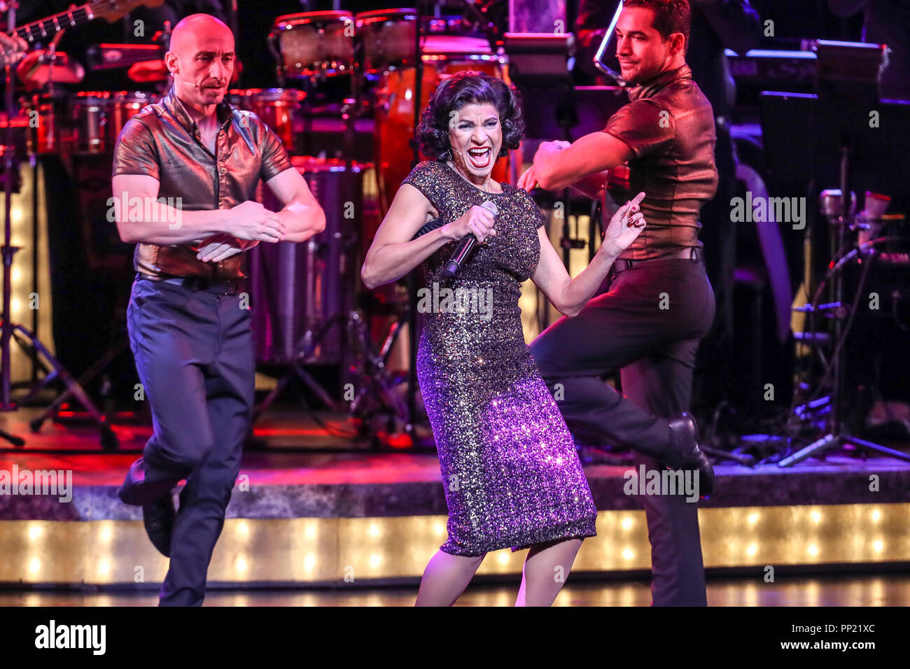 An den Füßen der touring Broadway Musical führt in North Carolina. Auf Ihre Füße! Ist eine Jukebox Musical am Broadway an der Marquis Theater gespielt. Basierend auf das Leben und die Musik des 26. Grammy Award-winning Mann-und-Frau team Gloria und Emilio Estefan, die musikalische hat ein Buch geschrieben von Alexander Dinelaris und eine Kerbe um die Kubanische gebaut - Fusion Pop Musik von Gloria Estefan. Stockfoto