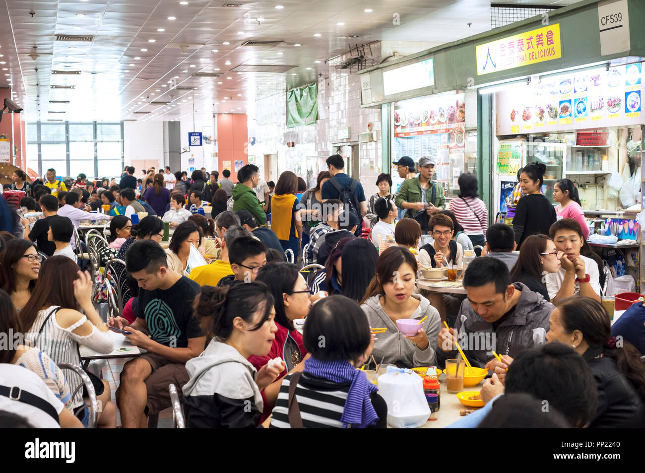 TAI PO MARKT, HUI HONG KONG - Feb 2013 - einem langen Mittag an Tai Po Hui Markt gekochtes Essen Zentrum, Hong Kong Stockfoto