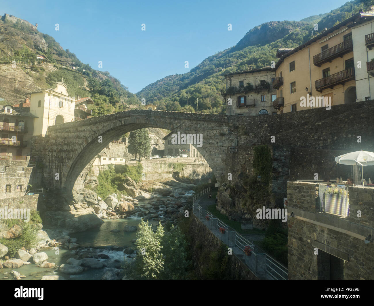 Römische Brücke aus dem 1. Jahrhundert v. Chr. über den Fluss Lys in der Stadt Pont Saint Martin, Aostatal NW Italien. Stockfoto
