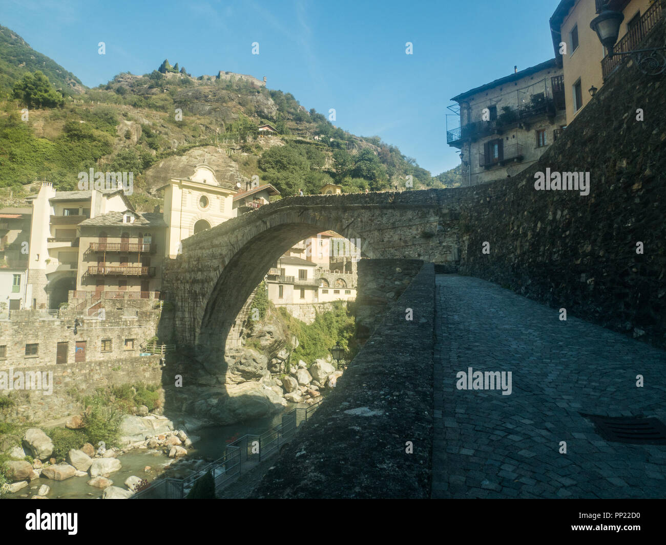 Römische Brücke aus dem 1. Jahrhundert v. Chr. über den Fluss Lys in der Stadt Pont Saint Martin, Aostatal NW Italien. Stockfoto