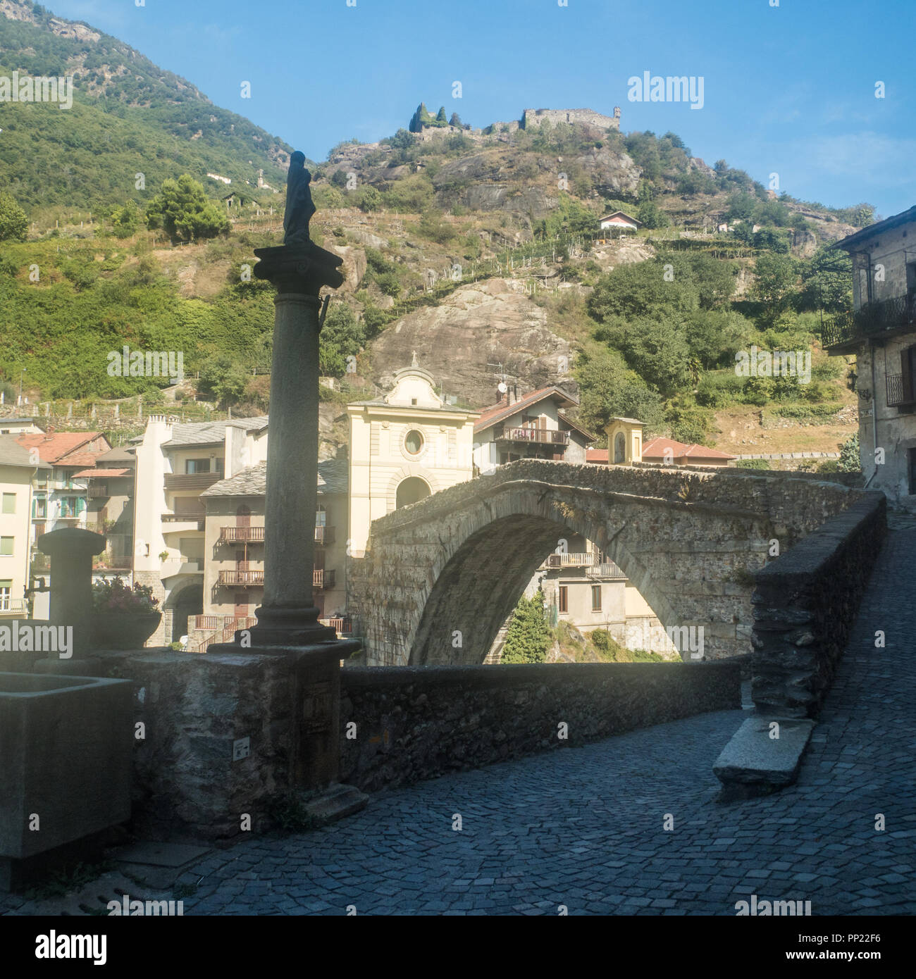 Römische Brücke stammt aus dem 1. Jahrhundert v. Chr. über das Rive Lys in der Nähe von Pont Saint Martin, Aostatal NW Italien. Stockfoto