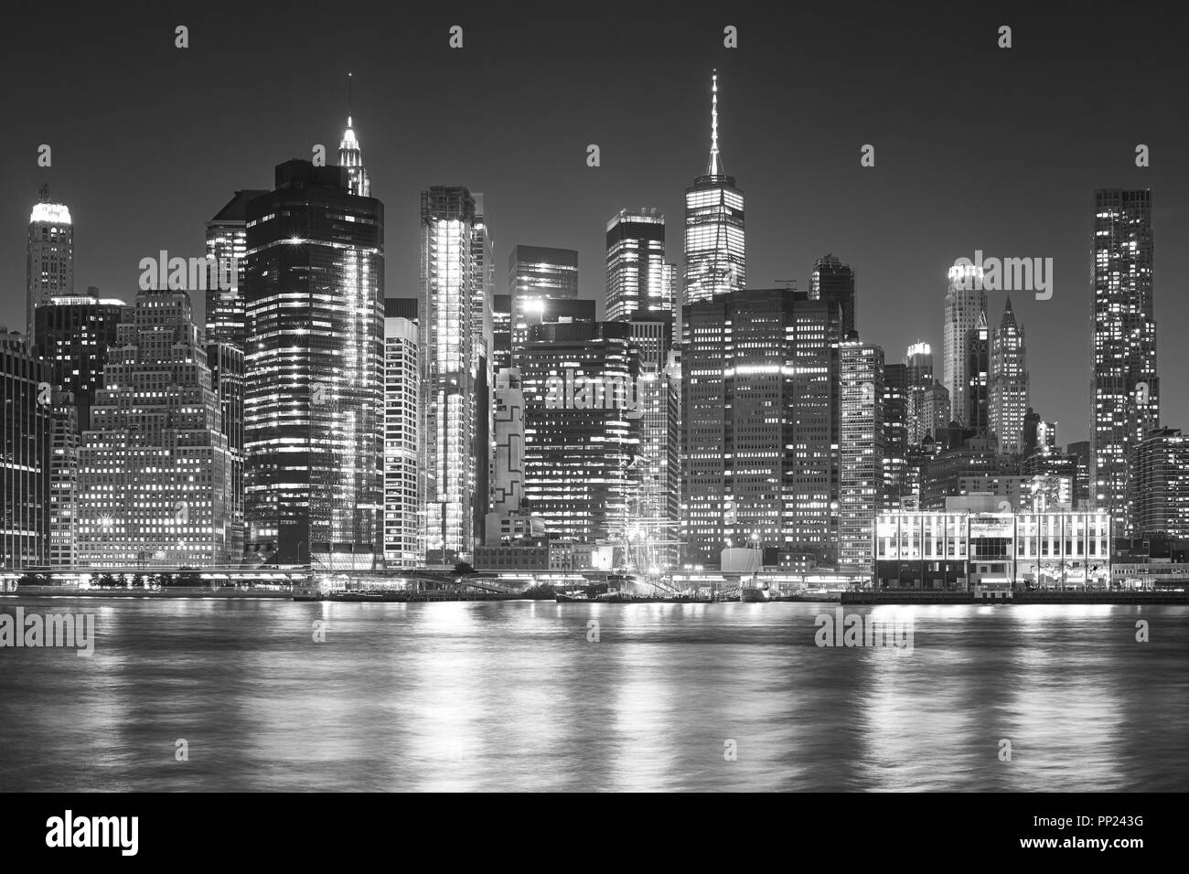 Schwarz-weiß Bild von Manhattan Skyline bei Nacht. Stockfoto