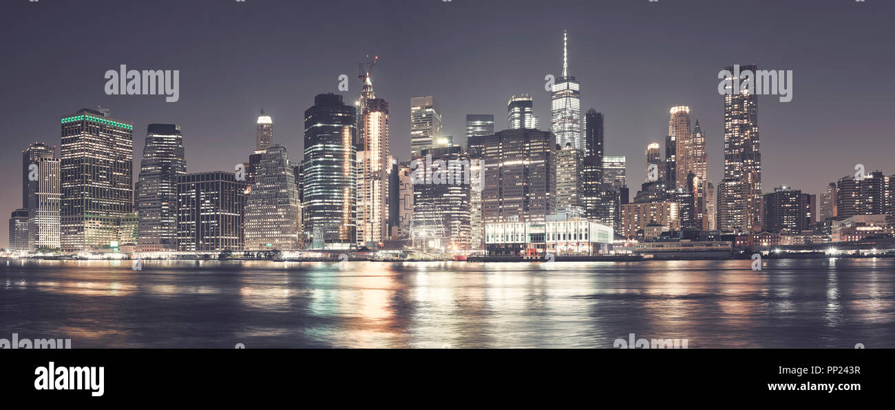 Manhattan Skyline bei Nacht, Farbe Tonen angewendet, USA. Stockfoto