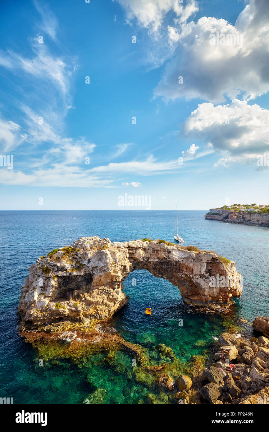 Natural Arch Es Pontas, einer der wichtigsten Sehenswürdigkeiten auf Mallorca, Spanien. Stockfoto