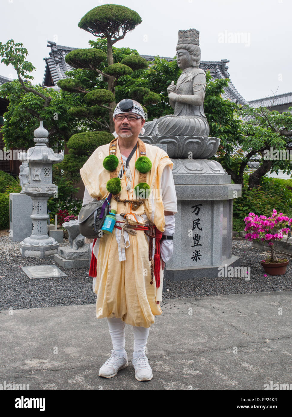 Yamabushi in traditioneller Tracht, Praktiker der shugendo, Gottesdienst, Mandaraji Tempel 72 Shikoku 88 Tempel Wallfahrt, Kagawa, Japan Stockfoto