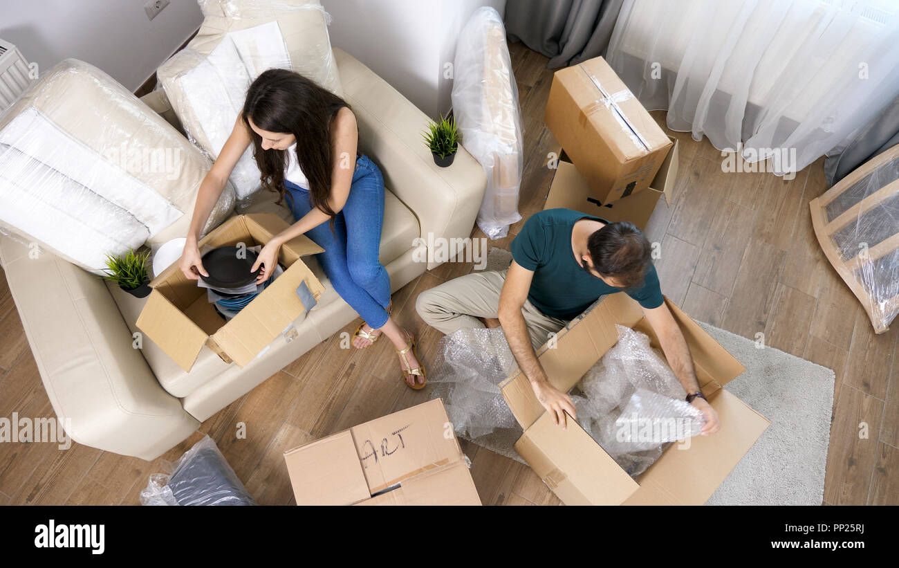 Junges Paar Umzug in neues Zuhause und Auspacken carboard Boxen. In fast fertig. Stockfoto