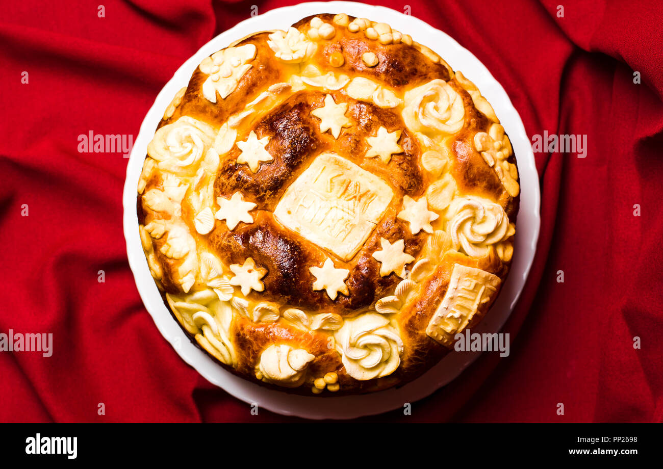 Serbische slava Brot gebacken und dekoriert im traditionellen Stil Stockfoto