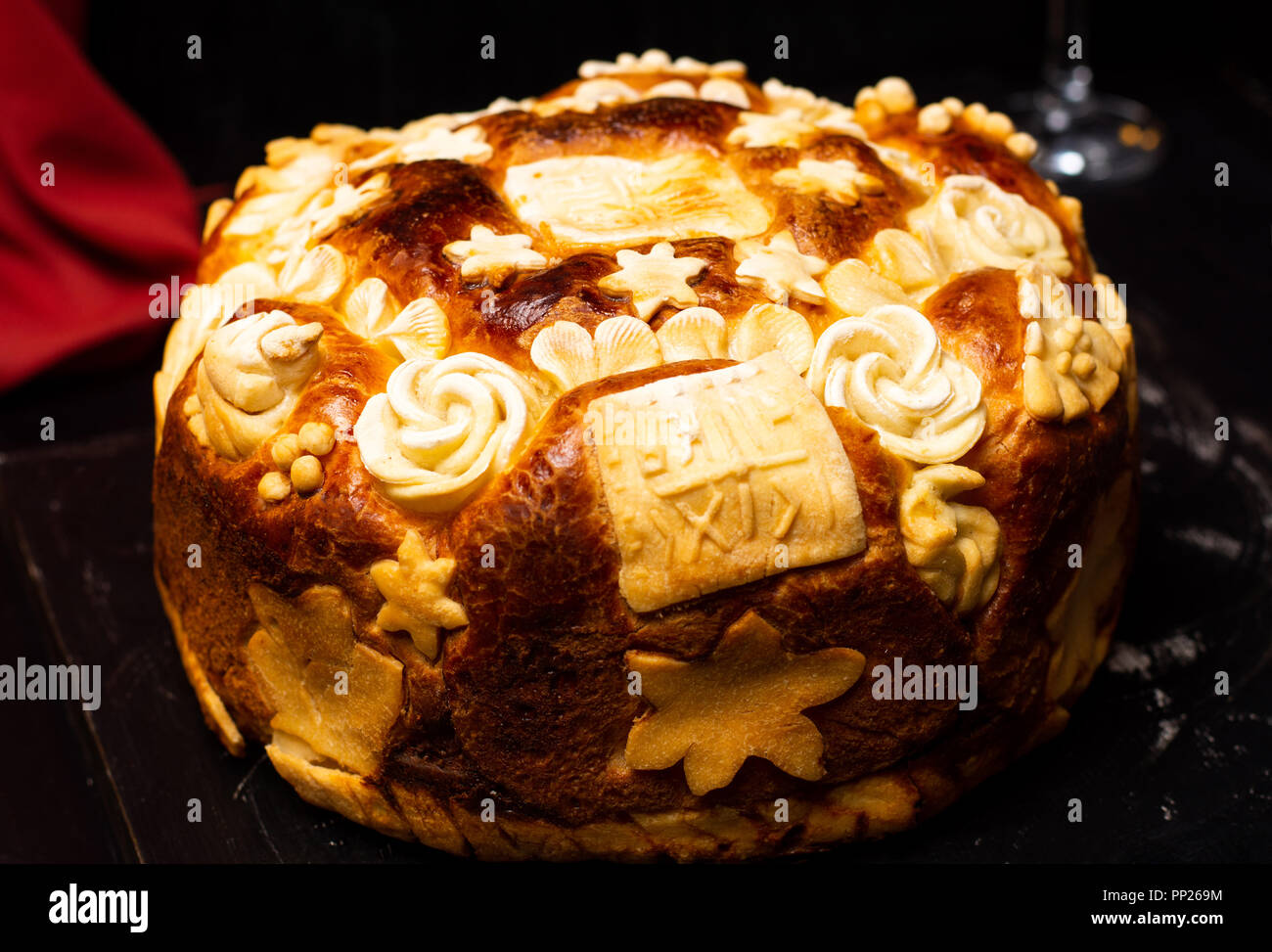 Serbische slava Brot gebacken und dekoriert im traditionellen Stil Stockfoto