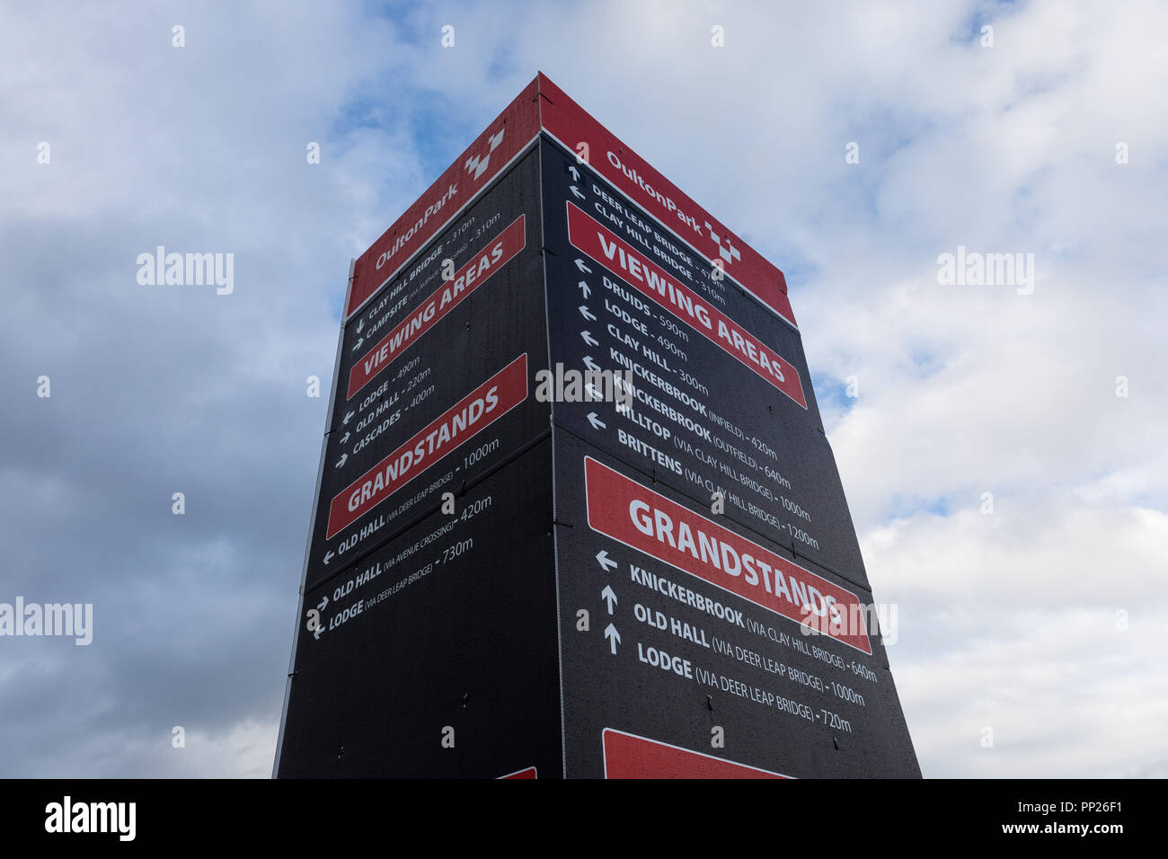 Oulton Park richtung Zeichen Stockfoto