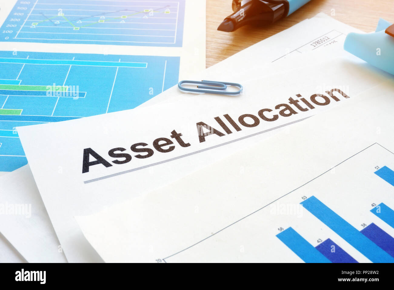 Asset Allocation. Finanzielle Dokumente und Stift auf einem Büro Schreibtisch. Stockfoto