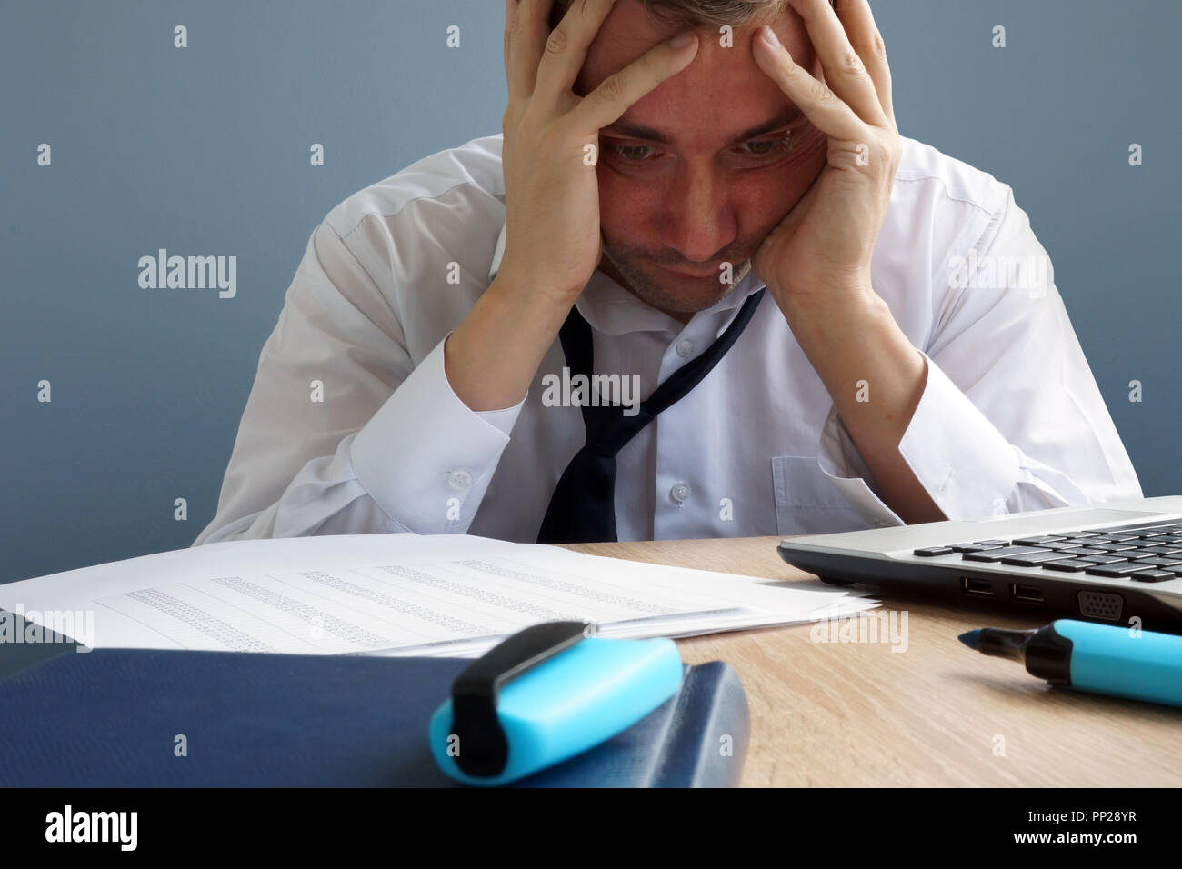 Stress Management. Überarbeitet und erschöpft Mann im Büro. Stockfoto