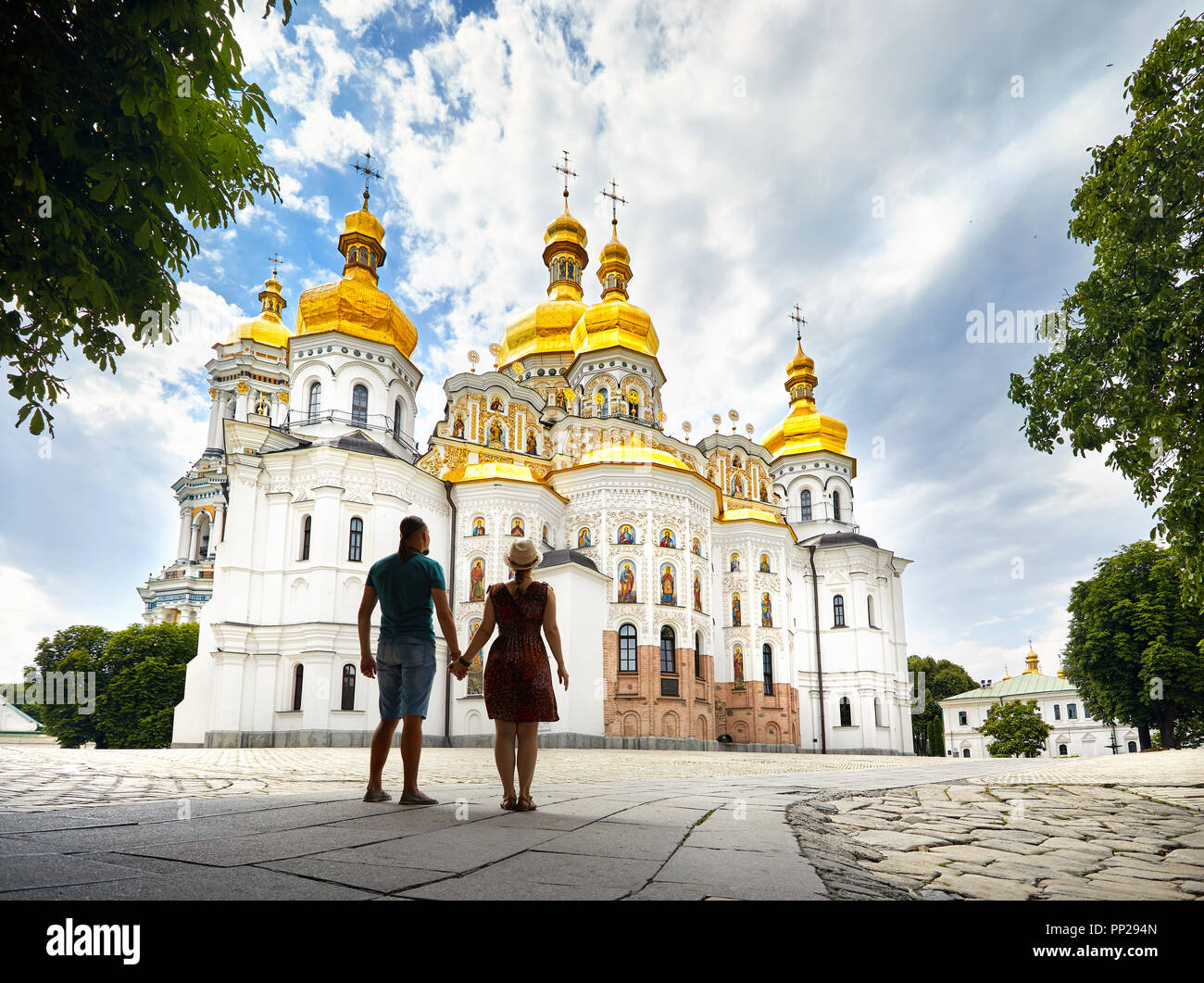 Junge touristische Paar in Silhouette in der Kirche mit goldenen Kuppeln in Kiew Pechersk Lavra Christian komplex. Alte historische Architektur in Kiew, Stockfoto
