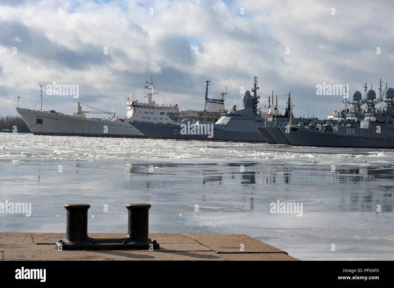 Kronstadt, St. Petersburg, Russland - 15. März 2017: Kriegsschiffe der Baltischen Flotte und ein ozeanographisches Schiff in den Hafen von Kronstadt, gefroren Stockfoto