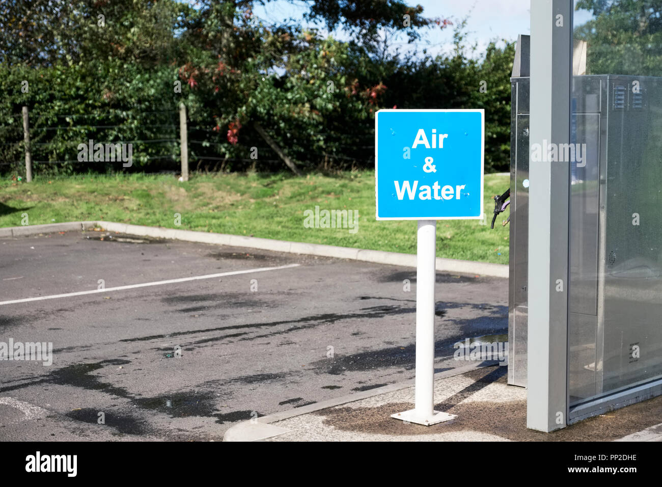 Luft und Wasser Zeichen an der Tankstelle zu Auto waschen und Auto Reifen  aufpumpen Stockfotografie - Alamy
