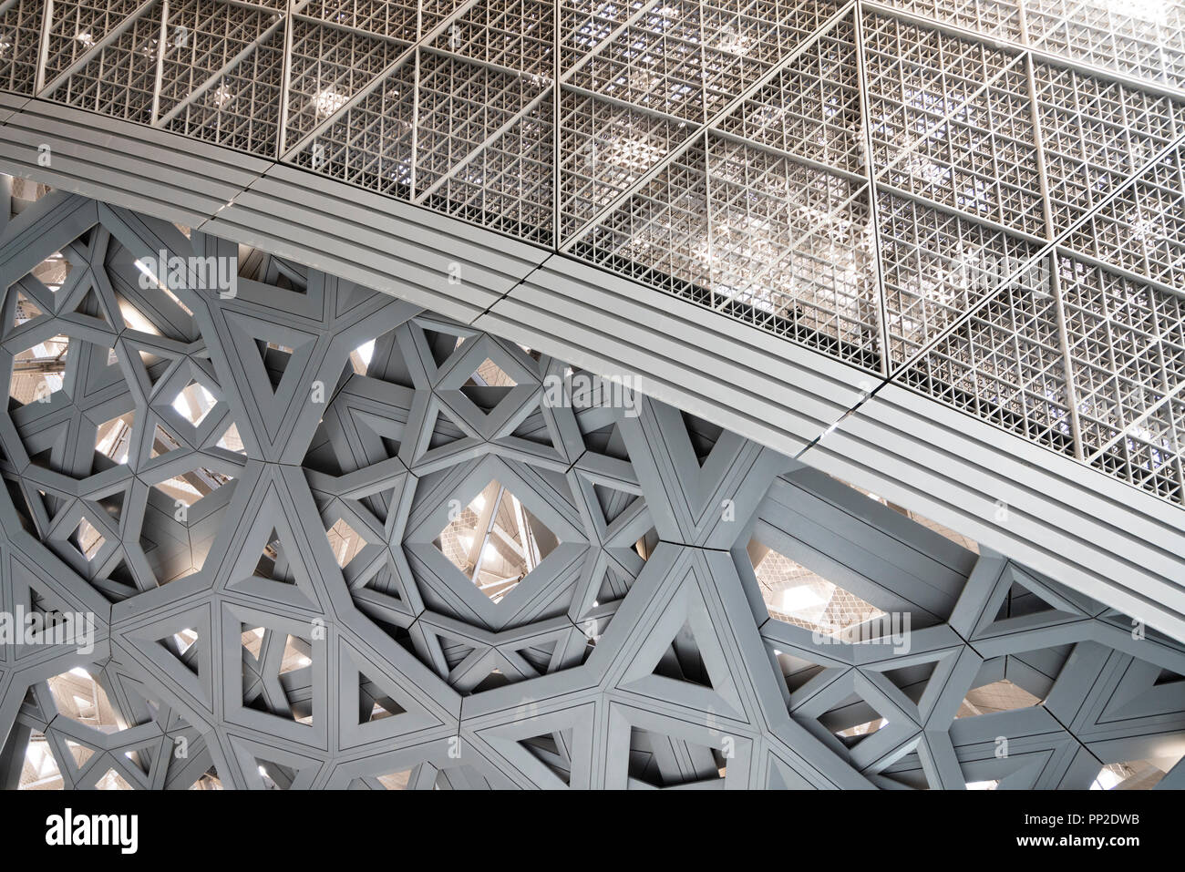 Detail der reich verzierte Dach aus Stahl Kuppel über die neuen Louvre in Abu Dhabi, Vereinigte Arabische Emirate Stockfoto