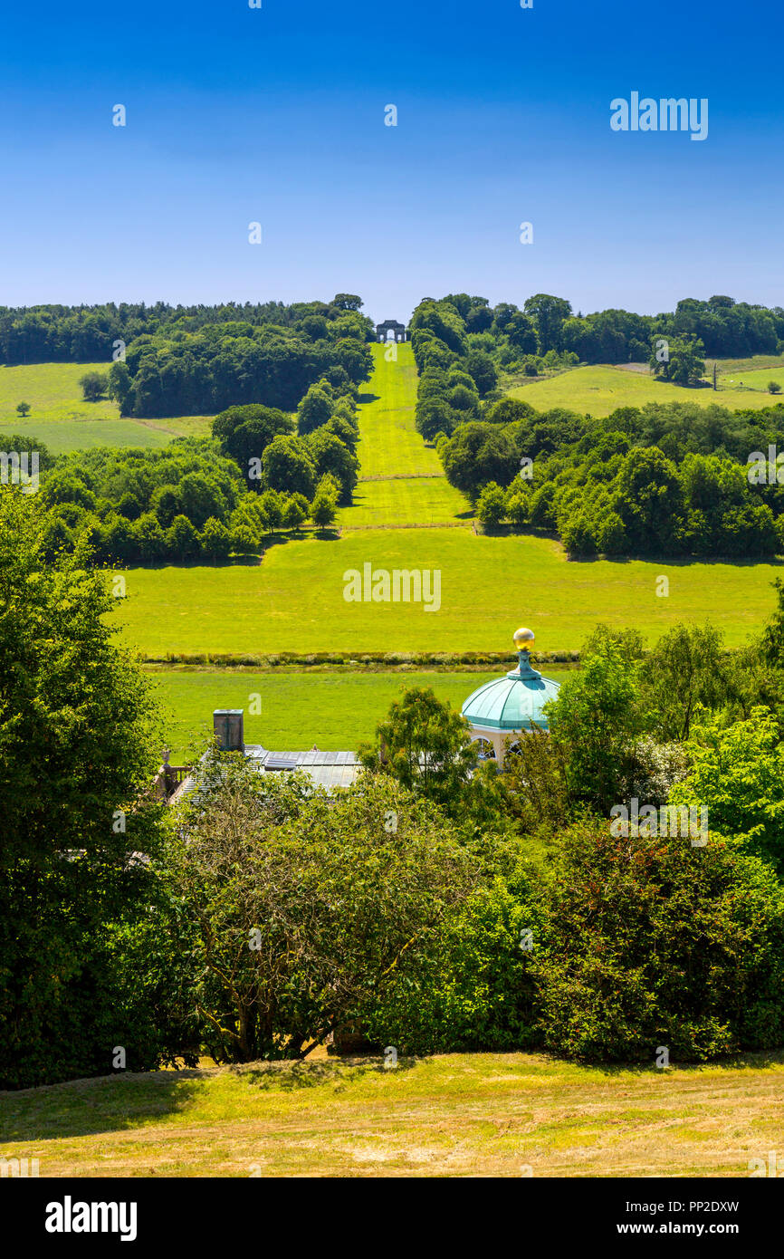 Der Triumphbogen (umgebaut 1961) gegenüber Castle Hill House und Gärten, in der Nähe von Filleigh, North Devon, England, Großbritannien Stockfoto