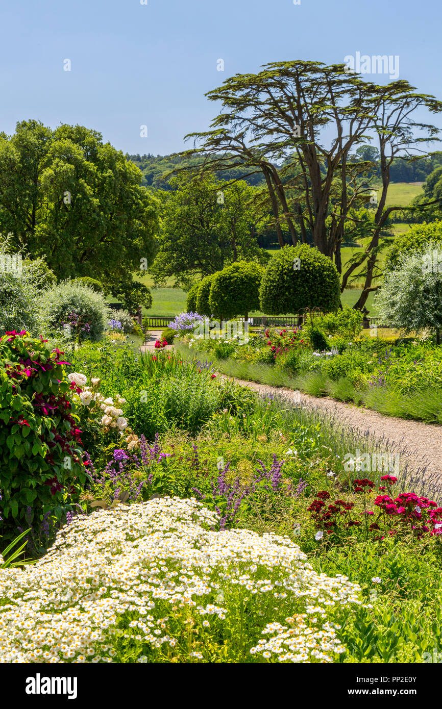 Die bunten Millennium Grenze bei Castle Hill House und Gärten, in der Nähe von Filleigh, Devon, England, Großbritannien Stockfoto