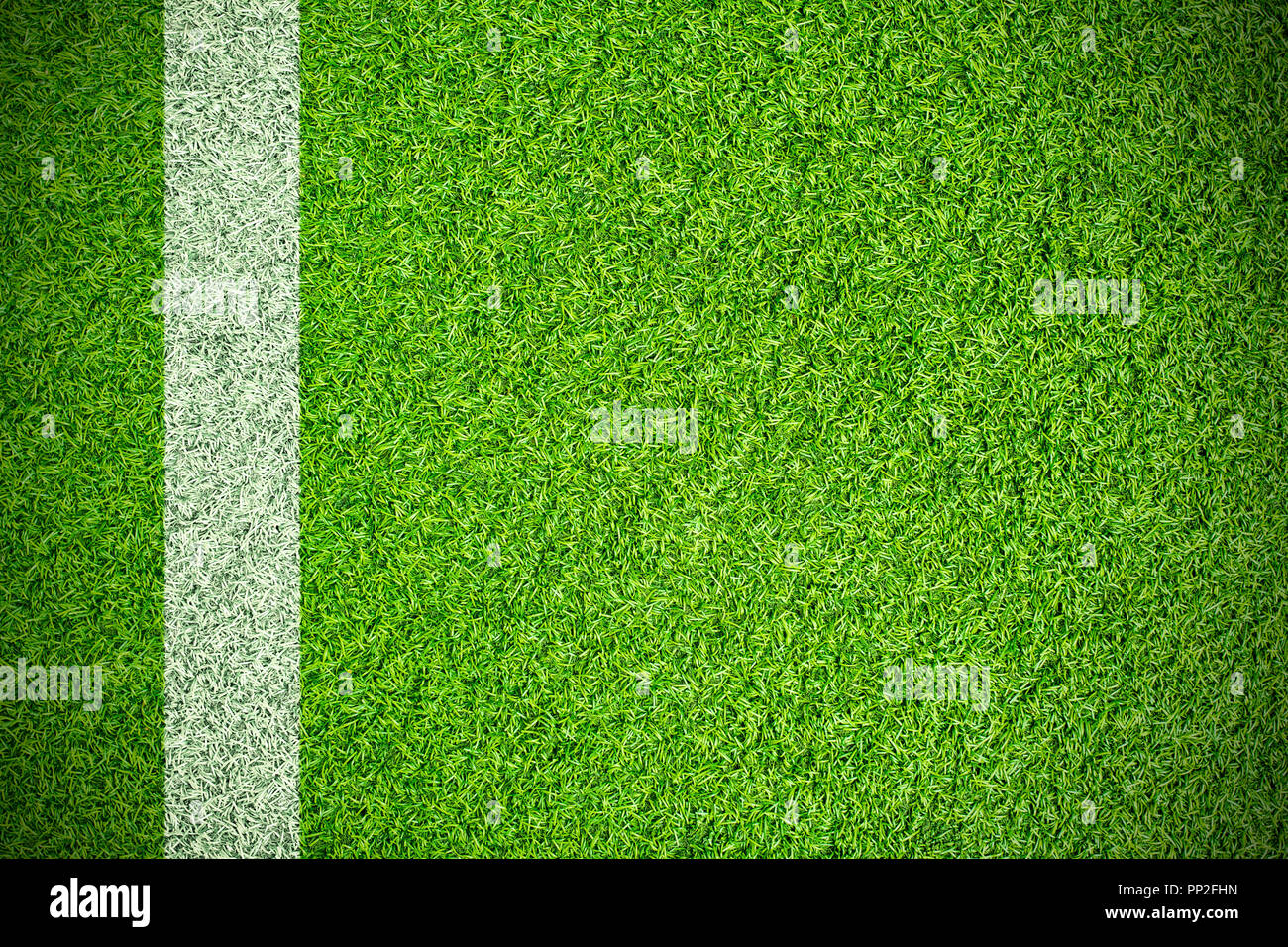 Grüne Gras sport Feld mit weißem Streifen Stockfoto