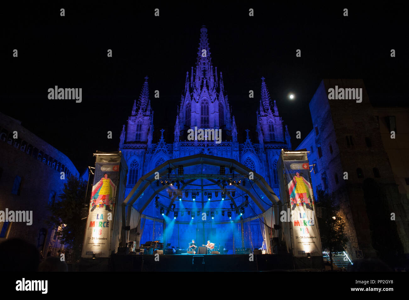 Barcelona, 22. September 2018. Die Kathedrale von Barcelona ist mit Farben gefärbt und liegt in einem schönen Szenario für die Konzerte, die dort gehalten werden. Stockfoto