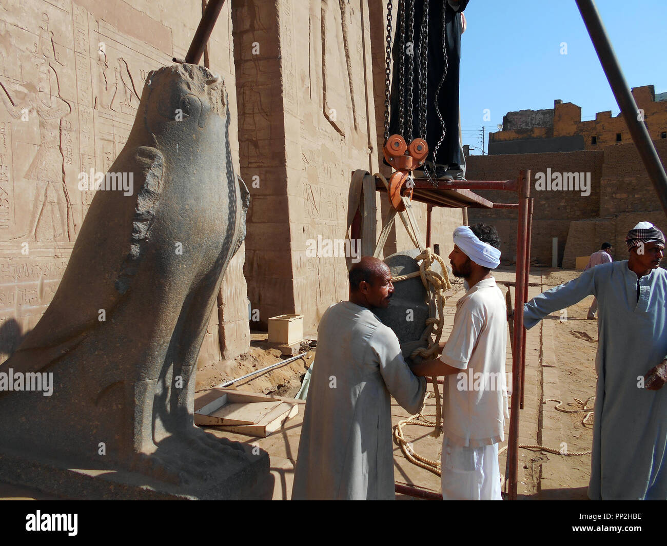 Handwerker versuchen, einen schwarzen Granit Statue des Horus an den antiken und historischen Ort von Edfu in Ägypten zu reparieren. Stockfoto