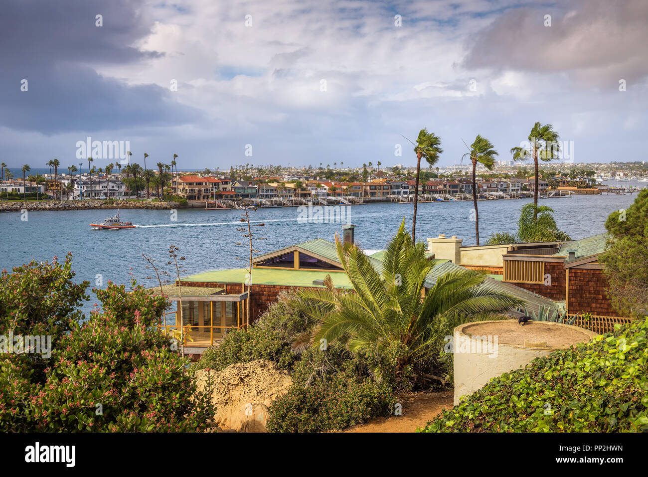 Newport Beach, Kalifornien, USA - Januar 9, 2018: Küstenwache Boot vorbei an Balboa Peninsula von Corona Del Mar von Newport Beach gesehen. Stockfoto